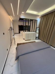 une chambre avec un grand lit et une cheminée dans l'établissement Numéro 1, à Arafat