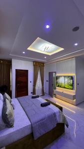 1 dormitorio con 1 cama grande y una pecera en Beautiful peaceful comfortable, en Lekki