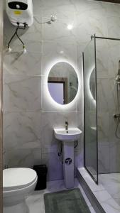 Un baño con inodoro, lavabo y ducha. en Beautiful peaceful comfortable, en Lekki