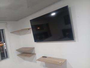 TV a/nebo společenská místnost v ubytování hotel bogota corferias