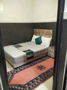 Cette chambre comprend un lit avec des draps blancs et des oreillers bleus. dans l'établissement DAR IJLAL, à Marrakech 4 autres photos