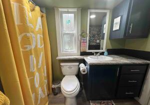 une salle de bains avec toilettes et lavabo dans l'établissement Waterfall Cottage, Hot Tub, Game Room, Fire Pit, à Mentone 46 autres photos