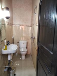 une petite salle de bain avec toilettes et lavabo dans l'établissement DAR IJLAL, à Marrakech