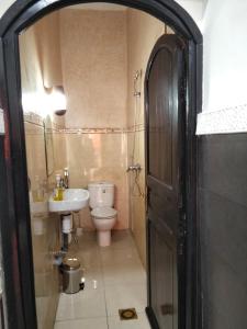 une petite salle de bain avec toilettes et lavabo dans l'établissement DAR IJLAL, à Marrakech