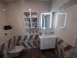 Et badeværelse på Luxe 1 Monte Carlo Suite + 21 billeder