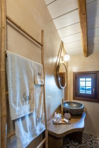 un baño con lavabo y espejo en Samis Pelion LuxuryLiving, en Portaria 77 fotos más