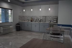 Η κουζίνα ή μικρή κουζίνα στο Hotel Royale IAH Airport North Houston I-45