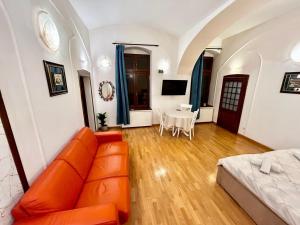 ein Wohnzimmer mit Sofa und Tisch in der Unterkunft Ada Old Town Apartments 3 in Braşov + 13 Fotos