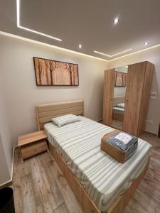 Ένα ή περισσότερα κρεβάτια σε δωμάτιο στο شقة فندقية فاخرة الدقي 4 غرف نوم Dokki 4 Bedroom Luxury Hotel Apartment