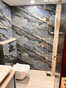 Ένα μπάνιο στο Newtown Inn Service Apartment +45 φωτογραφίες