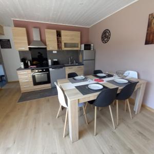 Kuchyň nebo kuchyňský kout v ubytování La cabane au fond du jardin