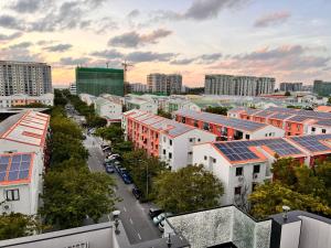 una vista aérea de una ciudad con edificios en Newtown Inn Service Apartment, en Hulhumale