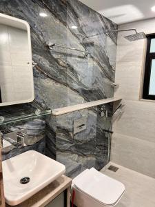 Ένα μπάνιο στο Newtown Inn Service Apartment