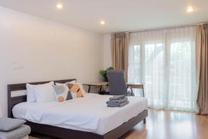 Giường trong phòng chung tại Stay Calm in Nimman