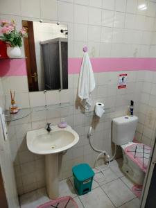 Ένα μπάνιο στο Quarto próximo do Parque da cidade