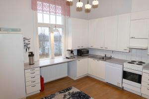 Kuchyň nebo kuchyňský kout v ubytování Varpaisjärven vanha pappila