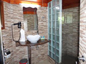 bagno con lavabo e doccia di Amitie Chalets Praslin a Grand Anse Altre 37 foto