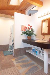 un bagno con lavandino e specchio di 508 B The Upper Bungalow a Virginia Beach