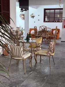 a group of chairs and tables in a restaurant at Pousada Vó Nina in Arraial do Cabo