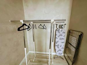 a towel rack in a bathroom with a snowboard at Нові стильні апартаменти в центрі in Mykolaiv
