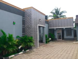 una casa con una entrada de ladrillo delante de ella en Tracer Wave Cabin, en Akwanga 12 fotos más