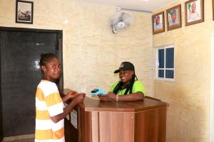 Επισκέπτες που μένουν στο Tracer Wave Cabin