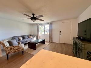 TV a/nebo společenská místnost v ubytování Sunny 2BR Getaway Near Beaches