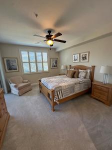 une chambre avec un lit et un ventilateur de plafond dans l'établissement Fully Remodeled Two Bedroom Condo with shared pool, à Pine Ridge Helistop