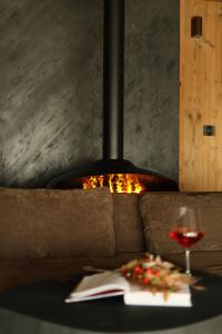 SzlembarkGorczański Lux Chalet的一张桌子,上面放着一本书和一杯葡萄酒