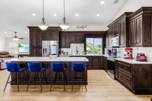 Köök või kööginurk majutusasutuses Enchanting 3 Bedroom Waterfront Pool and Spa