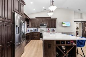 Köök või kööginurk majutusasutuses Enchanting 3 Bedroom Waterfront Pool and Spa +18 fotot