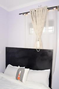 Postel nebo postele na pokoji v ubytování Sylvia's Lair