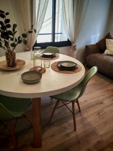 ein Tisch mit Tellern und Gläsern darauf in einem Wohnzimmer in der Unterkunft Ca l'Eli Caseta in Montblanc + 60 Fotos