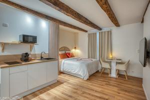 Postel nebo postele na pokoji v ubytování La Cadurcienne "Love room" jacuzzi & pièce secrète Cahors centre historique + 9 fotografií