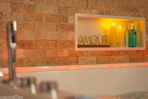 Koupelna v ubytování La Cadurcienne "Love room" jacuzzi & pièce secrète Cahors centre historique