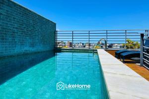 a swimming pool on the roof of a building at Park Del Prado - Intermares in Ilha da Restinga