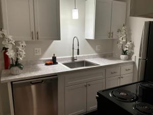 Kuchyň nebo kuchyňský kout v ubytování Modern 1BR Porchlight retreat