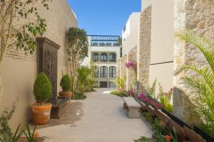 einen Innenhof eines Gebäudes mit Pflanzen in der Unterkunft Luxury Condos I Parroquia View & Rooftop Jacuzzi I Paseo del Centro Condominio Boutique in San Miguel de Allende