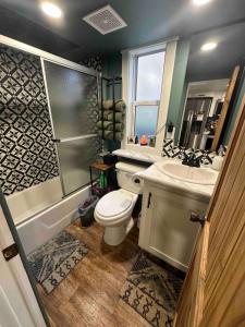 une salle de bain avec toilettes, lavabo et douche dans l'établissement Blueberry Farm Cottage, Hot Tub, Creek, Game Room, à Mentone