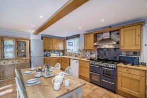 CharminsterにあるRuth'sのキッチン(木製キャビネット、木製テーブル付) +17枚の写真