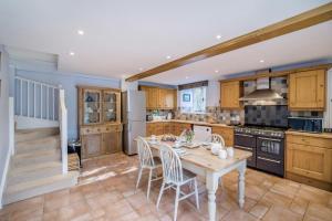 CharminsterにあるRuth'sのキッチン(テーブル、椅子付)