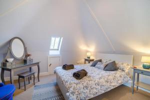 CharminsterにあるRuth'sのベッドルーム1室(ベッド1台、化粧台、鏡付)