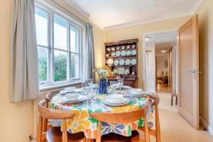 Worth MatraversにあるWild Hillのテーブルと椅子と窓のあるダイニングルーム