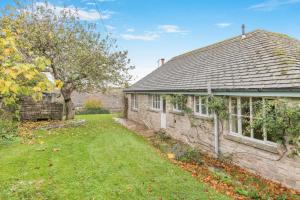 Worth MatraversにあるWild Hillの前庭のある古い石造りの家