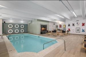 Bazén v ubytování Modern 1BR Porchlight retreat nebo v jeho okolí