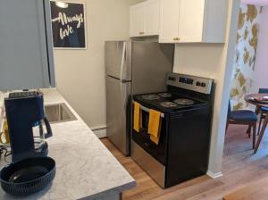 Kuchyň nebo kuchyňský kout v ubytování Modern 1BR Porchlight retreat