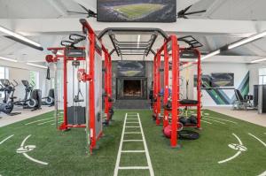 Fitness centrum a/nebo fitness zařízení v ubytování Modern 1BR Porchlight retreat