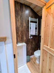ein Badezimmer mit Toilette und Waschbecken in der Unterkunft The Rodney Shepards hut in Eyam