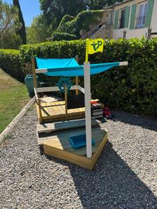 une chaise de plage avec un panneau au-dessus de livres dans l'établissement Chambre d'hôtes Zephyr Libeccio Le Moulin de Prédelles, à Reillanne