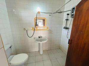 Ένα μπάνιο στο Sarojeni Apartments and Rooms